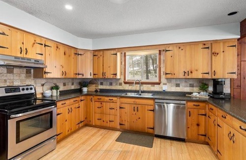 Kimberley Ski Chalet | Coziest Fall Getaway: Hot Tub, Sauna, Firepit, Skiing- Beaver Valley Ski: 10 Min