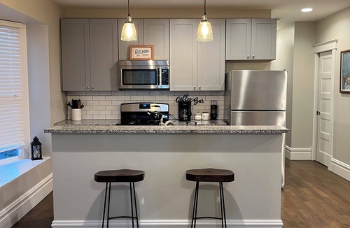 Central West End Apartment | Coziness in CWE-Near shops, food, Uni & hospitals +