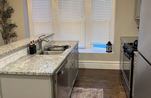 Central West End Apartment | Coziness in CWE-Near shops, food, Uni & hospitals +