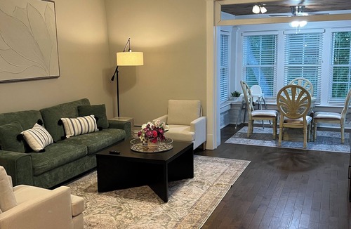 Central West End Apartment | Coziness in CWE-Near shops, food, Uni & hospitals +