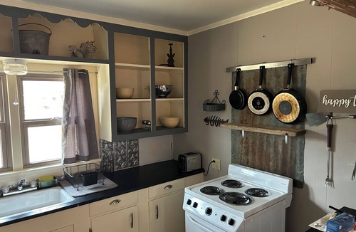 Kingston House | Cozy 1 bed/1 bath home in Kingston, OK. Close to the lake with RV hook-ups