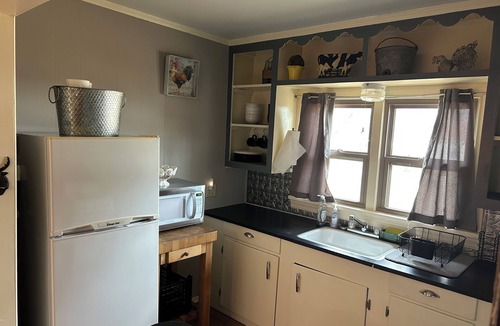 Kingston House | Cozy 1 bed/1 bath home in Kingston, OK. Close to the lake with RV hook-ups