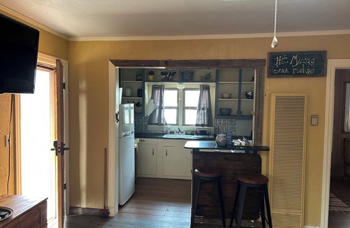 Kingston House | Cozy 1 bed/1 bath home in Kingston, OK. Close to the lake with RV hook-ups