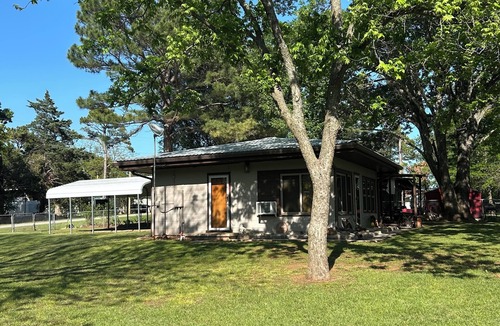 Kingston House | Cozy 1 bed/1 bath home in Kingston, OK. Close to the lake with RV hook-ups