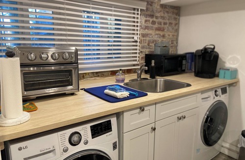 Columbia Heights Apartment | cozy 1-bed apartment with secure parking