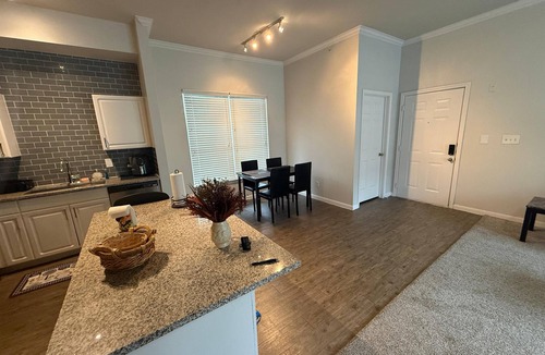 Old East Dallas Apartment | Cozy, 1-bed. apt at delightful Deep eluum nights in dwntwn Dallas w/prvt garage