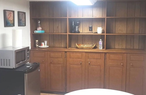 Woodslee House | Cozy 1 Bed Basement Studio Apt 10 min to downtown and riverside