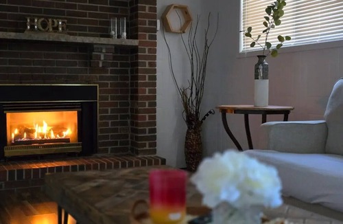 Woodslee House | Cozy 1 Bed Basement Studio Apt 10 min to downtown and riverside