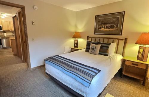 Lutsen Apartment | Cozy 1 bed end unit ski in ski out condo