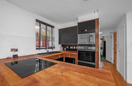 Woodside Apartment | Cozy 1-Bed Flat in Croydon Sleeps 4 - Free Parking