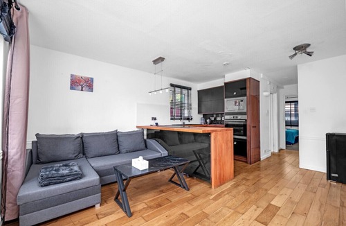 Woodside Apartment | Cozy 1-Bed Flat in Croydon Sleeps 4 - Free Parking