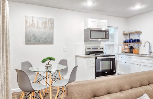 South Central Houston Apartment | Cozy 1 Bed | UH | MED | Museum | NRG | Night Life