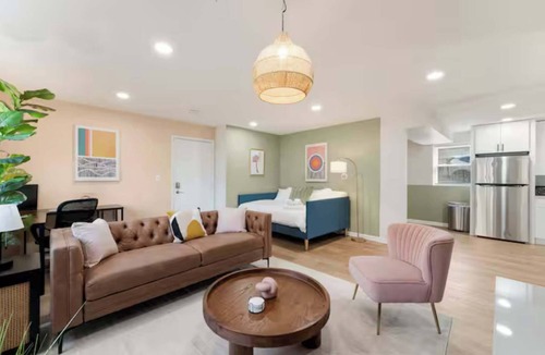 Lombard Apartment | Cozy 1 Bedroom, 1 Reserved Parking, Workdesk