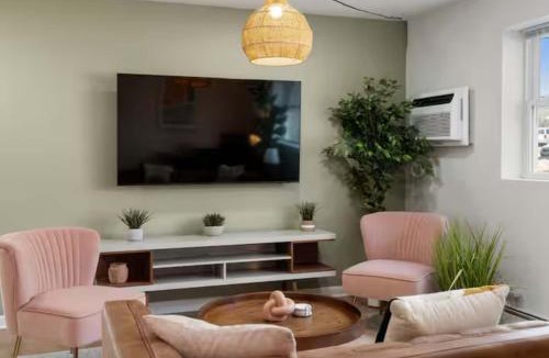 Lombard Apartment | Cozy 1 Bedroom 1 Reserved Parking Workdesk