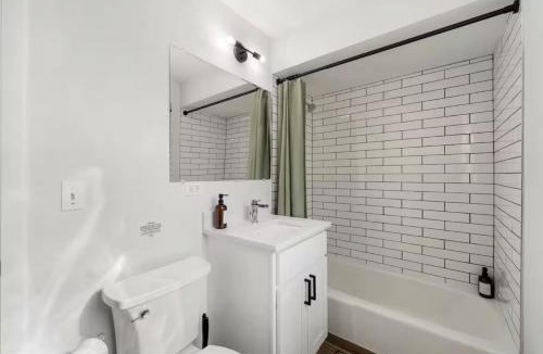 Lombard Apartment | Cozy 1 Bedroom 1 Reserved Parking Workdesk