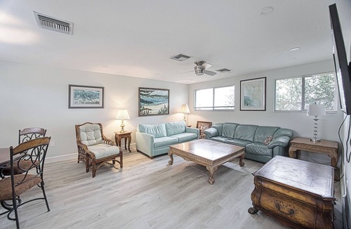 West 1st Street Apartment | Cozy 1-bedroom 2nd floor overlooking the River District in Downtown Fort Myers