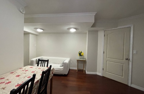 Richmond Hill Apartment | Cozy 1 Bedroom Apartment + Parking - Great for Toronto Commuters