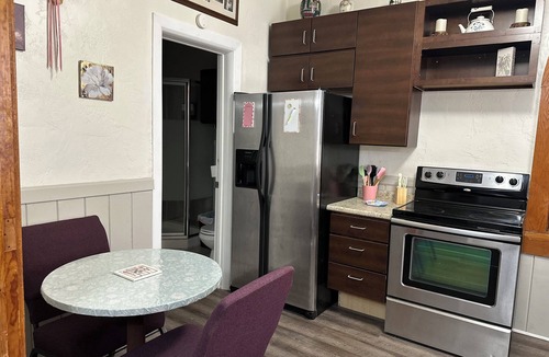 Greenfield Apartment | Cozy 1-bedroom apartment with WiFi, AC in charming Greenfield