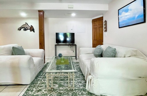Upper Brookville Apartment | Cozy 1-bedroom apartment with AC, WiFi