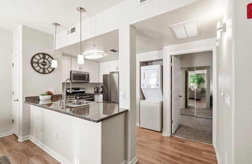 Roseville Apartment | Cozy 1-bedroom apartment with King Bed In Serene Roseville