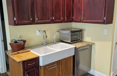 The Plains Apartment | Cozy 1-bedroom apartment with WiFi, AC in awesome Warrenton