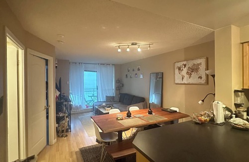 King West Village Apartment | Cozy 1-Bedroom Apartment with Unique View - Available for School Holidays Only