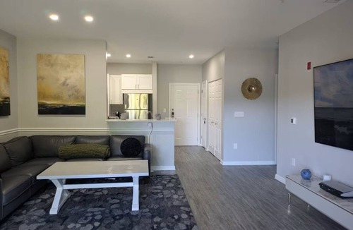 Hathorne Apartment | Cozy 1-bedroom apartment with AC 2 minutes from 95