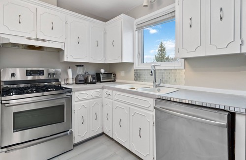 Dieppe Apartment | Cozy 1-bedroom apartment in enjoyable Dieppe with AC