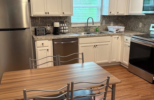 Alvin Apartment | Cozy 1-bedroom apartment in serene Alvin with AC