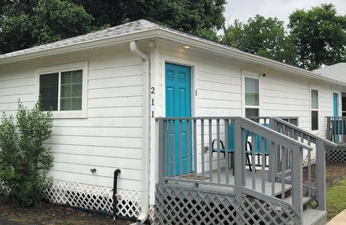 Alvin Apartment | Cozy 1-bedroom apartment in serene Alvin with AC