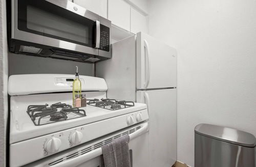West Campus Apartment | Cozy 1-bedroom apartment in excellent Austin with AC