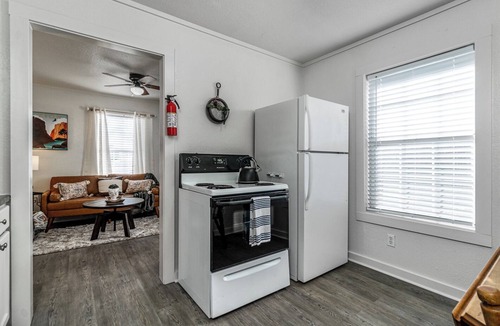 Borger Apartment | Cozy 1-bedroom apartment equipped with Wifi, a block away from Main st. Borger