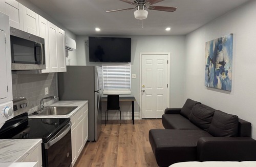 Dallas Apartment | Cozy 1-Bedroom Apartment-Studio converted from house garage. Wifi, washer/dryer.