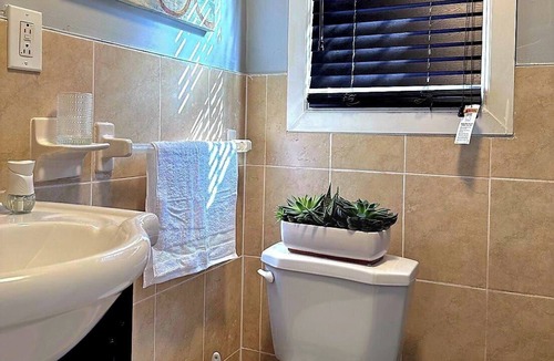 Newark Apartment | Cozy 1-bedroom apartment in enjoyable Newark with WiFi,