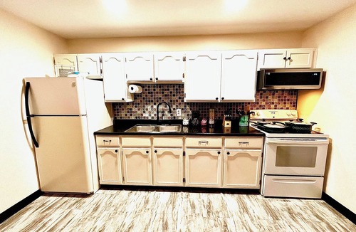 Eastern Division Apartment | Cozy 1-bedroom apt minutes from everything you need.