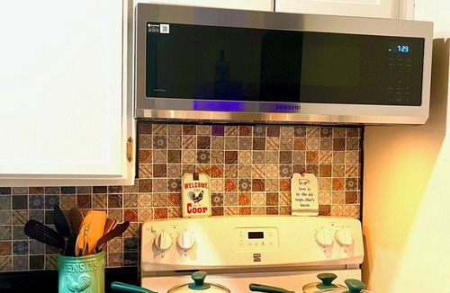 Eastern Division Apartment | Cozy 1-bedroom apt minutes from everything you need.