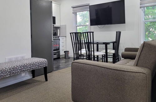 Orillia House | Cozy 1 Bedroom apt - Upper Unit