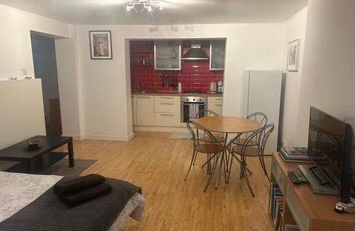 Brondesbury Apartment | Cozy 1 Bedroom Basement Flat