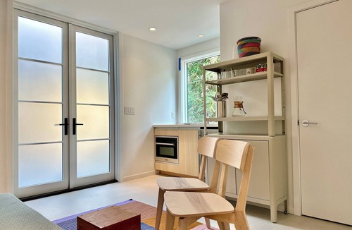 Leucadia House | Cozy 1-bedroom beach bungalow in beautiful Encinitas 1 block from surf with AC