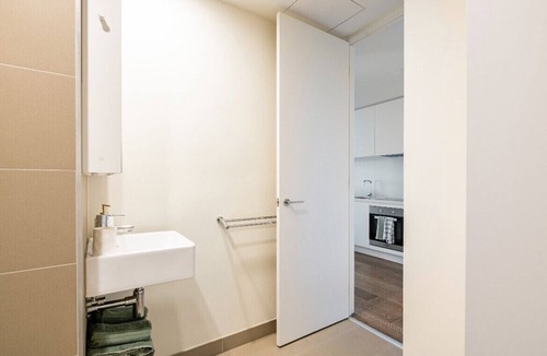 Hampton Apartment | Cozy, 1 bedroom beachside apartment with underground parking