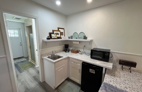 Del City House | Cozy 1 bedroom bungalow on acreage in Midwest City close to Tinker AFB.