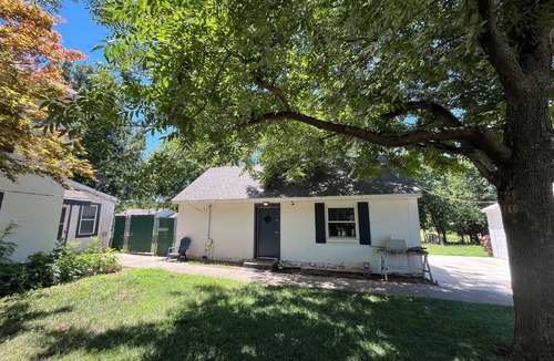Del City House | Cozy 1 bedroom bungalow on acreage in Midwest City close to Tinker AFB.