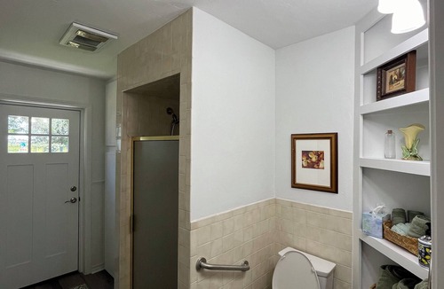 Del City House | Cozy 1 bedroom bungalow on acreage in Midwest City close to Tinker AFB.