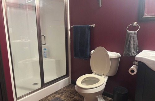 Hutchinson House | Cozy 1-bedroom Bunkhouse with Trailer parking