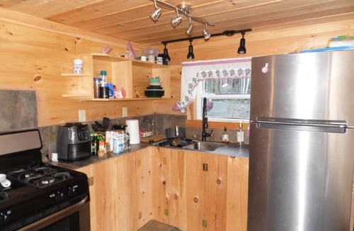 East Machias Cabin | Cozy 1 bedroom cabin a few steps from Gardner Lake