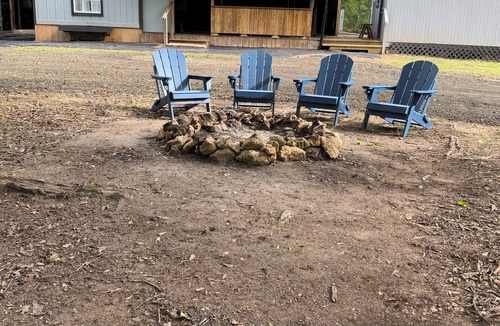 Bronson Cabin | Cozy 1-bedroom cabin close to Lake Sam Rayburn.