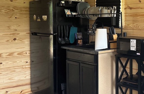 Lufkin Cabin | Cozy 1-bedroom cabin in beautiful Lufkin with a pond and sunset view.