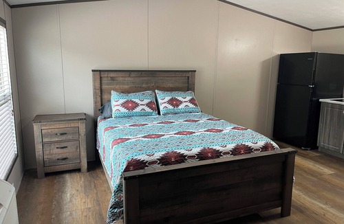 Sweeny Cabin | Cozy 1-bedroom cabin in peaceful Sweeny with AC