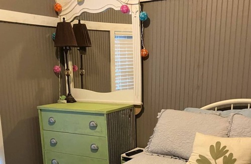 Neal Cabin | Cozy 1 Bedroom Cabin nestled next to Cross Timbers State Park