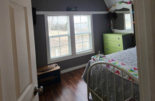 Neal Cabin | Cozy 1 Bedroom Cabin nestled next to Cross Timbers State Park